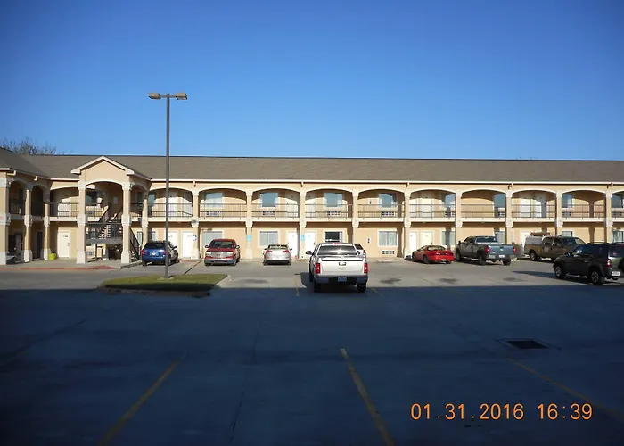Crossroads Inn & Suites